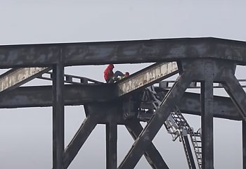 Mężczyzna na przęśle mostu w Grudziądzu. Uratowały go służby mundurowe [VIDEO]