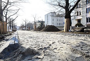 Trwa remont deptaka na Alejach Ossolinskich. Będzie też droga dla rowerów [ZDJĘCIA]