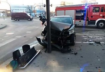 Róg Solskiego i Ugory. Kierowca uderzył w słup oświetleniowy, rannych odwieziono do szpitala  [Z OSTATNIEJ CHWILI]