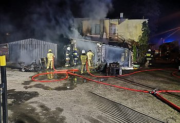 8 zastępów Straży Pożarnej walczyło o uratowanie domu