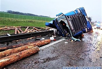 Pijany wiózł bale z drewnem. Wypadł z drogi, drewno wysypało się na autostradę