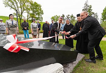 Za wiarę i ojczyznę! W Toruniu odsłonili pomnik pomordowanych duchownych