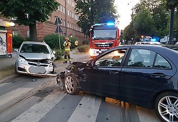 Groźne zderzenie trzech samochodów na Chodkiewicza. Ruch tramwajowy wstrzymany [GALERIA]