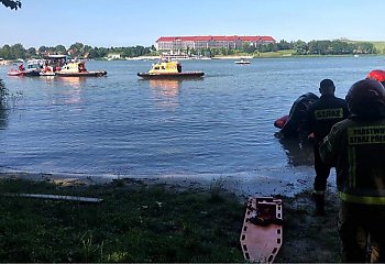 Akcja ratunkowa: Strażacy wyłowili trzy osoby po tym jak śmigłowiec wpadł do jeziora