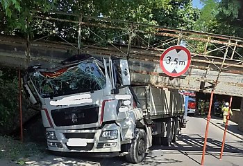 Ciężarówką zahaczył o wiadukt kolejowy. Konstrukcja runęła na samochód