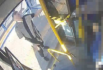 Zaatakował mężczyznę w autobusie. Rozpoznajesz go? [AKTUALIZACJA]