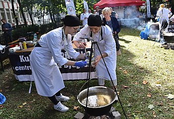 Pichcili zupy w kociołkach. Tradycyjny piknik w „Gastronomiku” [ZDJĘCIA]