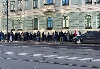 Ogromna kolejka przed NBP.  Tłumy czekają na banknot i monetę z prezydentem Kaczyńskim