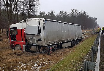 Ciężarówka uderzyła w samochód osobowy na DK nr 25 [ZDJĘCIA]