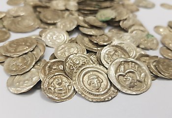 Miał być złoty pociąg, a są monety, choć nie złote. Wielki skarb odkryty przez psa pod Wałbrzychem