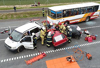 Zderzenie autobusu z osobówkami, jedna osoba zginęła, jedna zatrzymana. Służby ratownicze prowadziły ćwiczenia na S5 [GALERIA]
