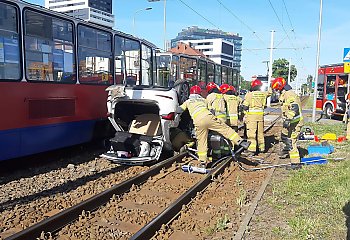 PILNE! Dachowanie na Fordońskiej skończyło się na torach. Ruch tramwajów wstrzymany