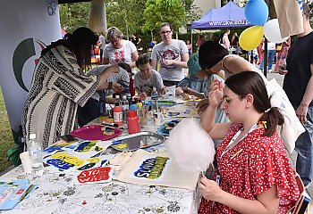 Licytacje, zbiórka, koncerty. Na UKW odbył się piknik „Siła Młodych Serc dla Ukrainy”