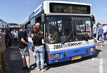 Tłumnie na zlocie zabytkowych autobusów [ZDJĘCIA]