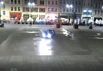 Nocny „drift” na Starym Rynku. Zdarzenie zarejestrował miejski monitoring [VIDEO]