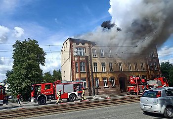 PILNE! Pożar kamienicy na Jagiellońskiej. Możliwe utrudnienia w kursowaniu tramwajów