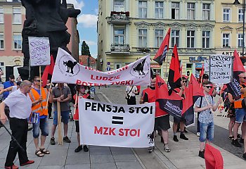 Pracownicy MZK protestowali na Starym Rynku. Padły hasła: „Bruski do wywózki“ i inne [GALERIA]