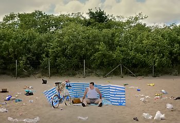 „Typowy polski Janusz” na plaży. Video hitem sieci