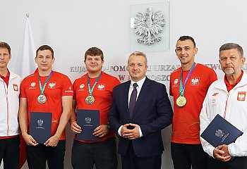 Medaliści tegorocznych Letnich Igrzysk Niesłyszących na spotkaniu w urzędzie wojewódzkim