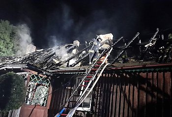 Nocny pożar drewnianego budynku w Polednie
