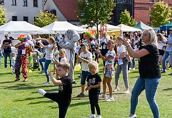 Na Wyspie Młyńskiej odbył się piknik „Łatwo pomagać”. Cel: wsparcie rodzin onkologicznych [GALERIA ZDJĘĆ]