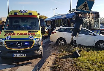 Poranne zderzenie autobusu i samochodu osobowego na ul. Szubińskiej