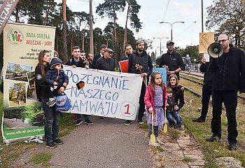 „Oddajcie tramwaj w weekendy!”. Mieszkańcy Wilczaka i społecznicy protestowali przeciwko cięciom kursów