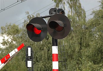 Tragedia na przejeździe kolejowym w Błądzimiu. Nie żyje kierowca osobówki