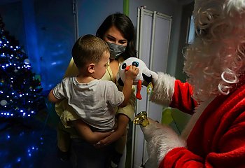 Święty Mikołaj z policyjną asystą odwiedził dzieci w szpitalu [ZDJĘCIA, VIDEO]