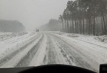 Śnieżyca wygrywa z drogowcami