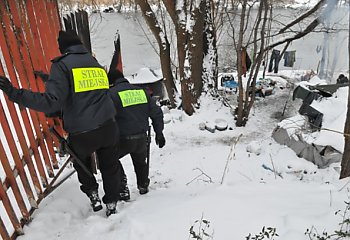 Bezdomni wolą marznąć i pić, niż nocować w schronisku