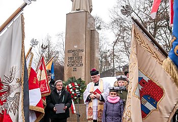 Patriotyczne pieśni pod pomnikiem Najświętszego Serca Pana Jezusa [ZDJĘCIA]