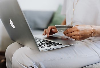 Jak spłacać kartę kredytową i zaoszczędzić pieniądze? [REKLAMA]