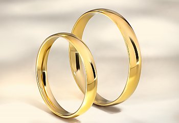 Klasyczne obrączki ślubne – ponadczasowy wybór. Jak nadać im osobiste znaczenie? [REKLAMA]