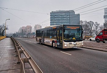 Tramwaje i autobusy wracają na standardowe trasy