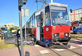 Dwa samochody zderzyły się z tramwajem na skrzyżowaniu Wojska Polskiego z Trasą Uniwersytecką