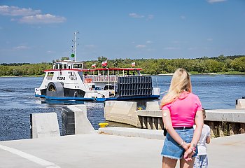 Flisak na mieliźnie. Prom nie kursuje z powodu niskiego poziomu Wisły