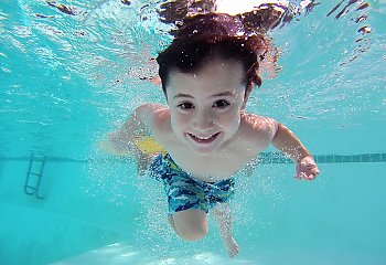 W wakacje dzieci pływają za darmo. Kiedy i gdzie można popływać?