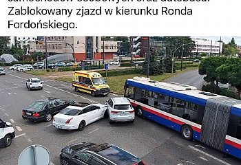 Wypadek na rondzie Jagiellonów. Zderzenie z autobusem