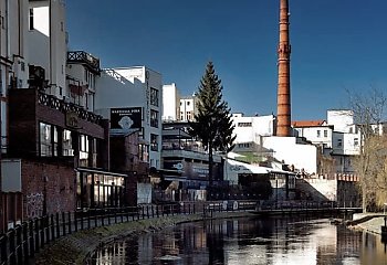 Wielki komin legnie w gruzach. Rozbiórka na bydgoskiej Wenecji