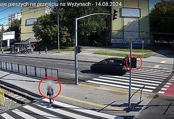 Kładkę na Wyżynach zlikwidowali, teraz pilnują pieszych [WIDEO]