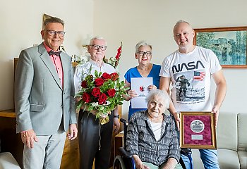  Stulatka z Bydgoszczy, Kazimiera Jasieniecka  otrzymała medal marszałka