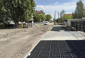 Utwardzają gruntówki. Ażury i ekokostki na kolejnych osiedlowych ulicach