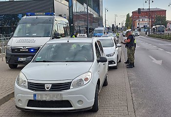 Służby skontrolowały taksówki na aplikację. Zatrzymano obywatela Armenii