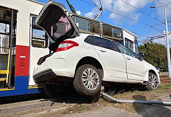 Zderzenie z tramwajem i parkowanie na torowisku w Bydgoszczy