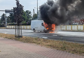 Pożar auta w centrum. Na ul. Toruńskiej palił się samochód dostawczy 