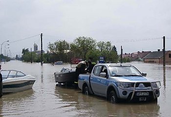 Policjanci z naszego regionu pomagają na terenach zalanych [WIDEO]