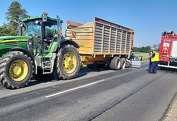 Kierowca w stanie ciężkim, pasażer nie żyje.