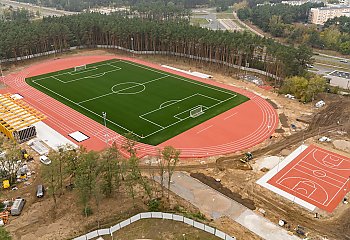 Nowiutki tartan jest już na fordońskim stadionie. Raport z budowy Akademickiego Centrum Sportu