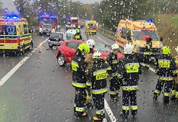 Sześciu rannych na drodze krajowej nr 10. Zderzyły się cztery samochody [WYPADEK] 